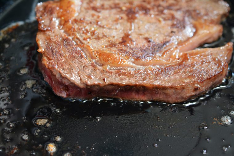 ステーキ肉の香りと旨味が広がる