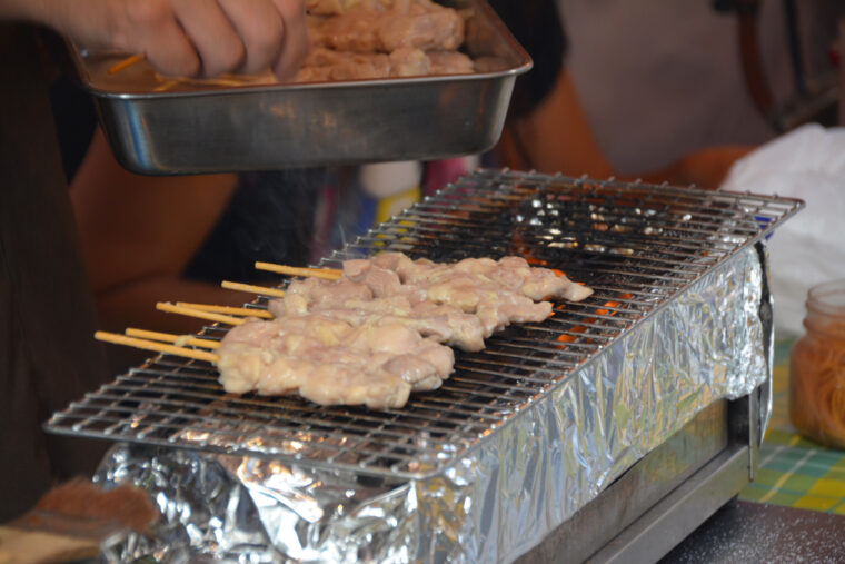 焼き鳥香ばしい香りと程よい焦げ目が食欲をそそる